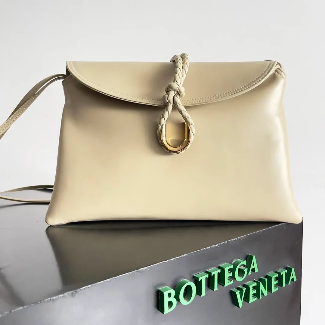 Batch 1680 Inspired by the 1970s, the Bottega Veneta women's logo shoulder bag has a smooth leather surface that brings a clean and handsome feel, just like the neatness and tenacity of a working woman. The front buckle is made of high-quality hardware pendant, the overall retro elegance, and the excellent leather feels soft. This Bottega Veneta series can be described as beautiful, weakening the complexity of the outfit, not competing for it, and only using the best quality to interpret itself. Style number: 806034 (large size) Size: 30*20*8cm